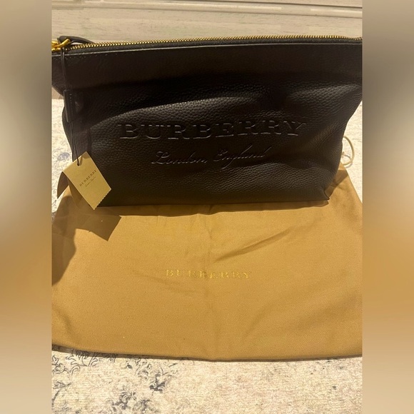 Burberry
New Large Embossed Leather Zip Pouch
Item: 40639731
BLACK
Dust bag - Picture 1 of 2